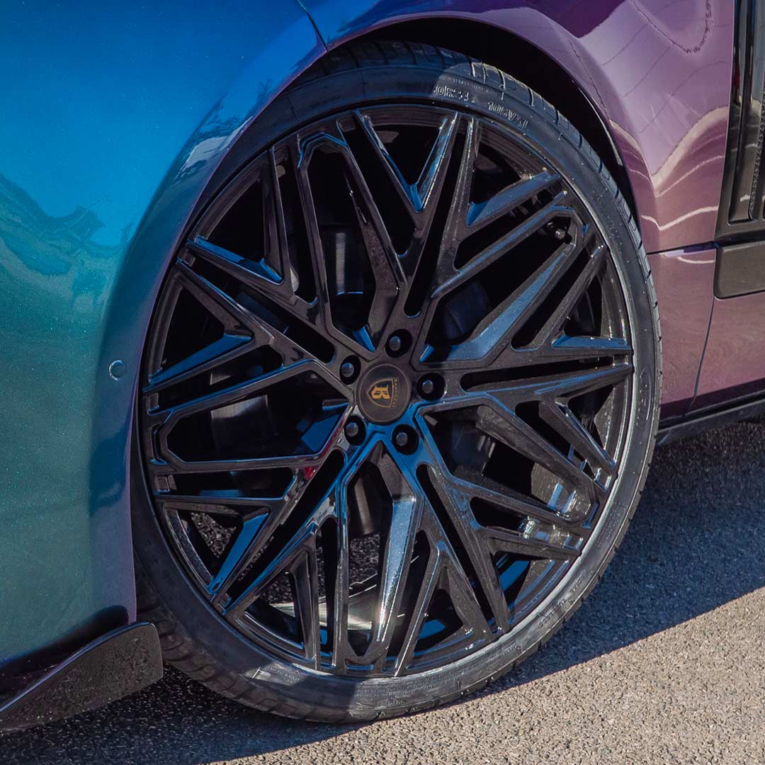 Barugzai black centre cap with gold ring fitted to gloss black Barugzai alloy wheel