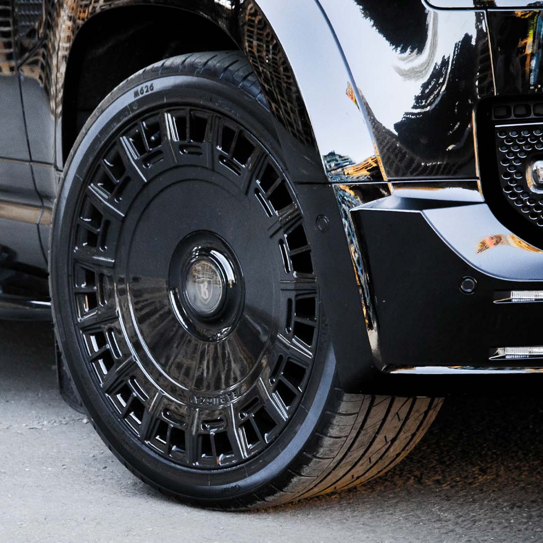 Barugzai Monoblok 22 inch gloss black wheel fitted to Land Rover Defender 110 L663