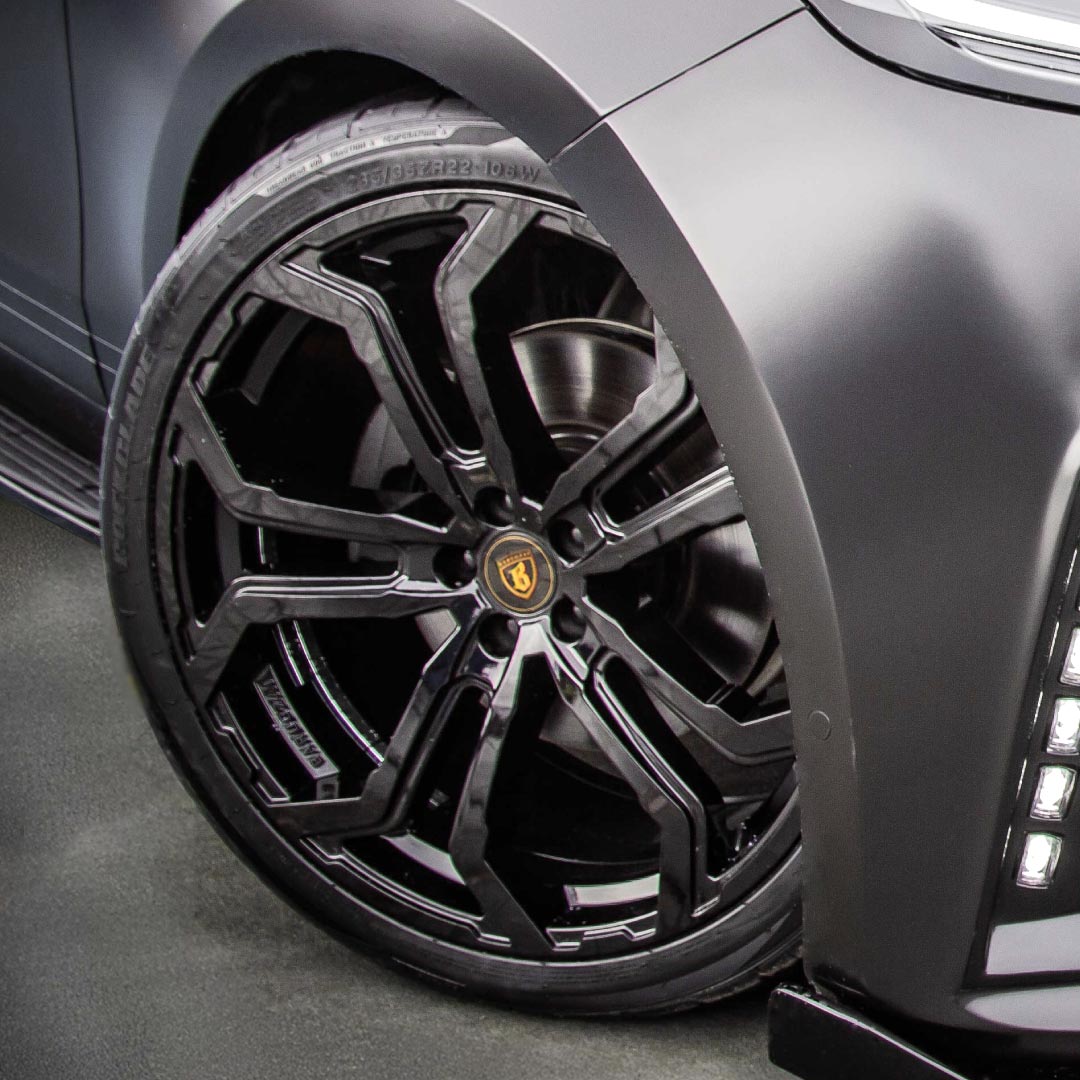 Barugzai Opium wheel installed on Range Rover Velar L560 showcasing split-spoke design in gloss black