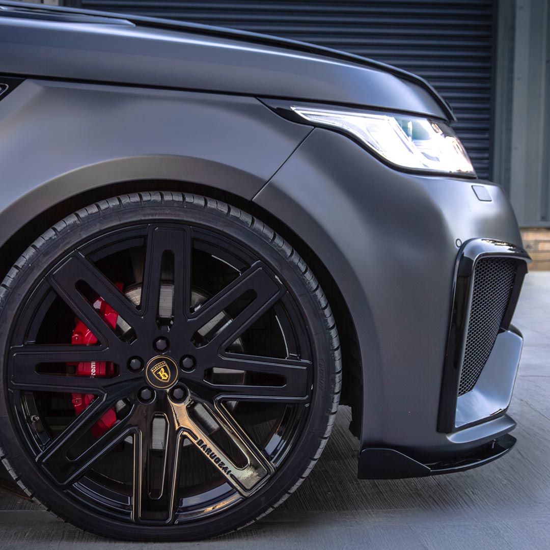 Grey Side panel and body contour detail of Barugzai Cabaro I Non-Wide Bodykit on Range Rover Sport